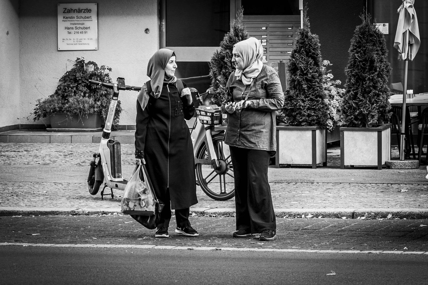 Frauen mit Kopftuch - Berlin 2025