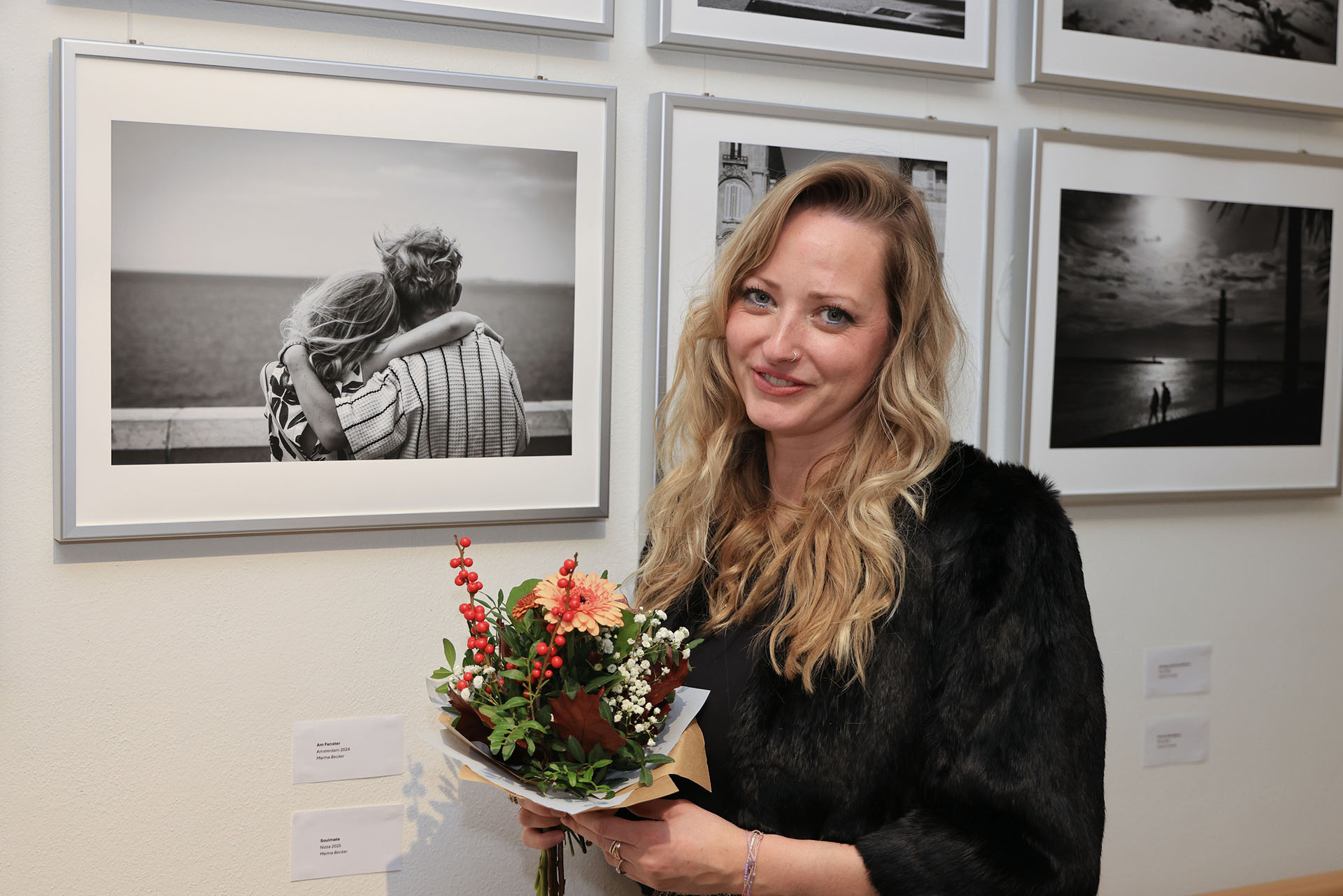 Marina Becker vor ihrem Bild "Soulmate" - Foto: Reinhardt Schmidt