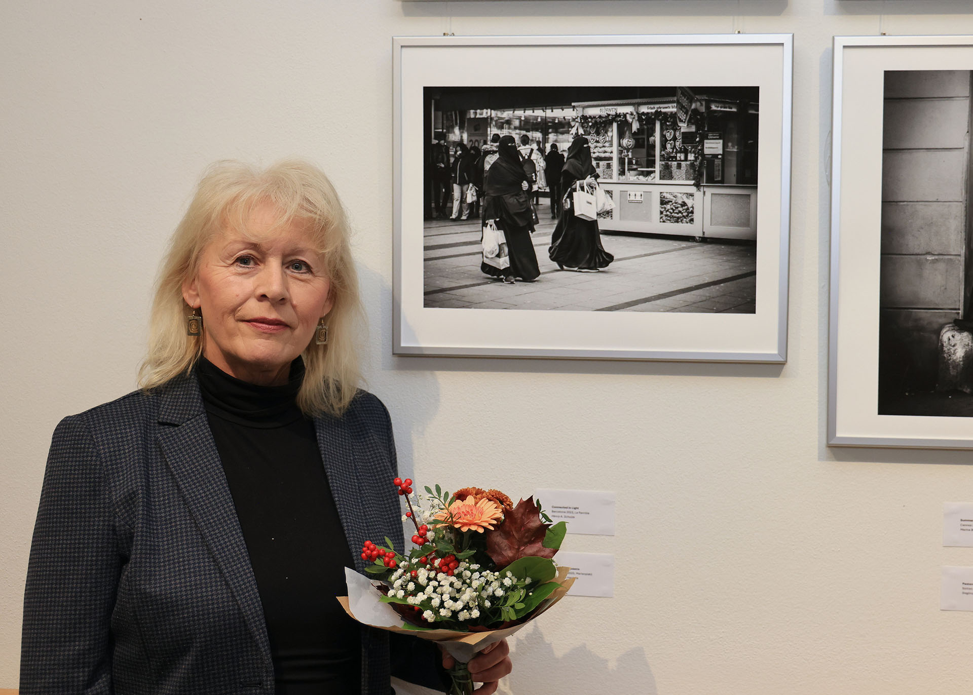 Sieglinde Hankele vor ihrem Bild "Shopping Queens" - Foto: Reinhardt Schmidt