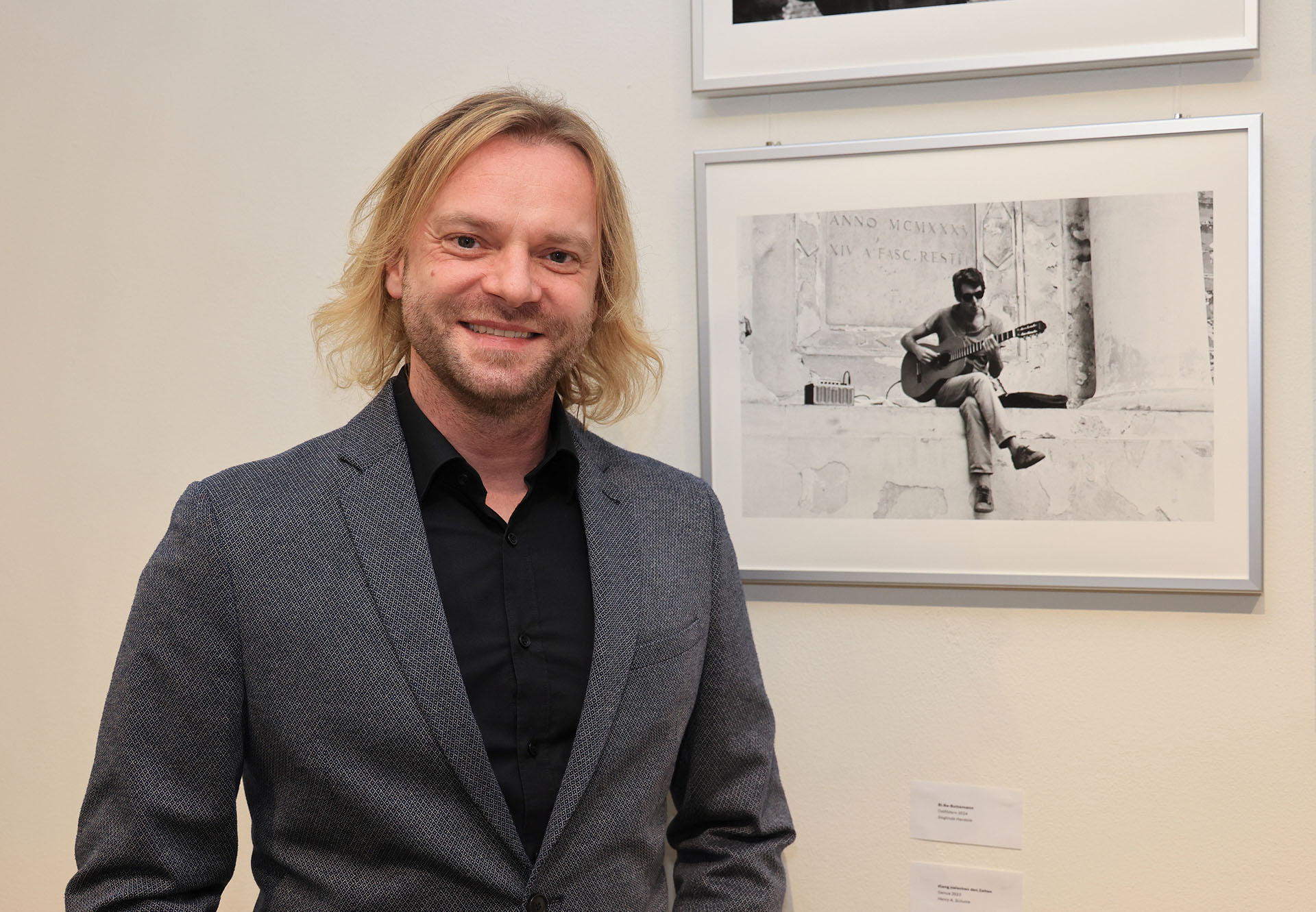 Henry A. Schulze vor seinem Bild "Klang zwischen den Zeiten" - Foto: Reinhardt Schmidt
