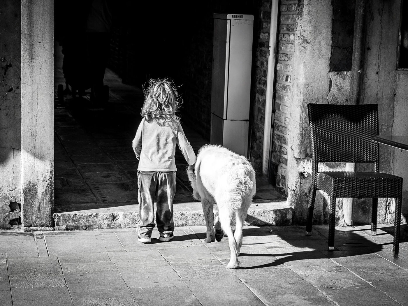 Mädchen mit Hund - Venedig 2022