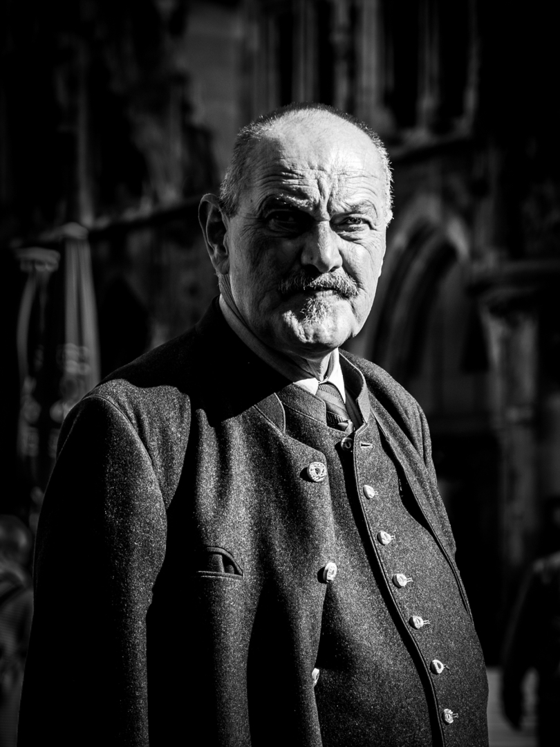 Mannsbild im Sonntagsgwand - von Sieglinde Hankele