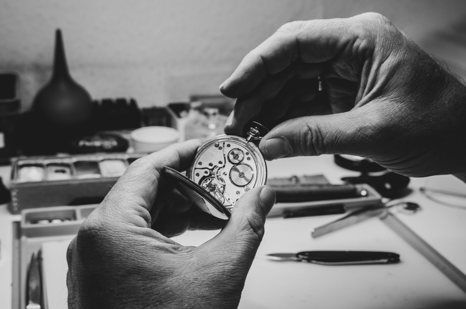 In den Händen des Uhrmachers - von Marina Becker