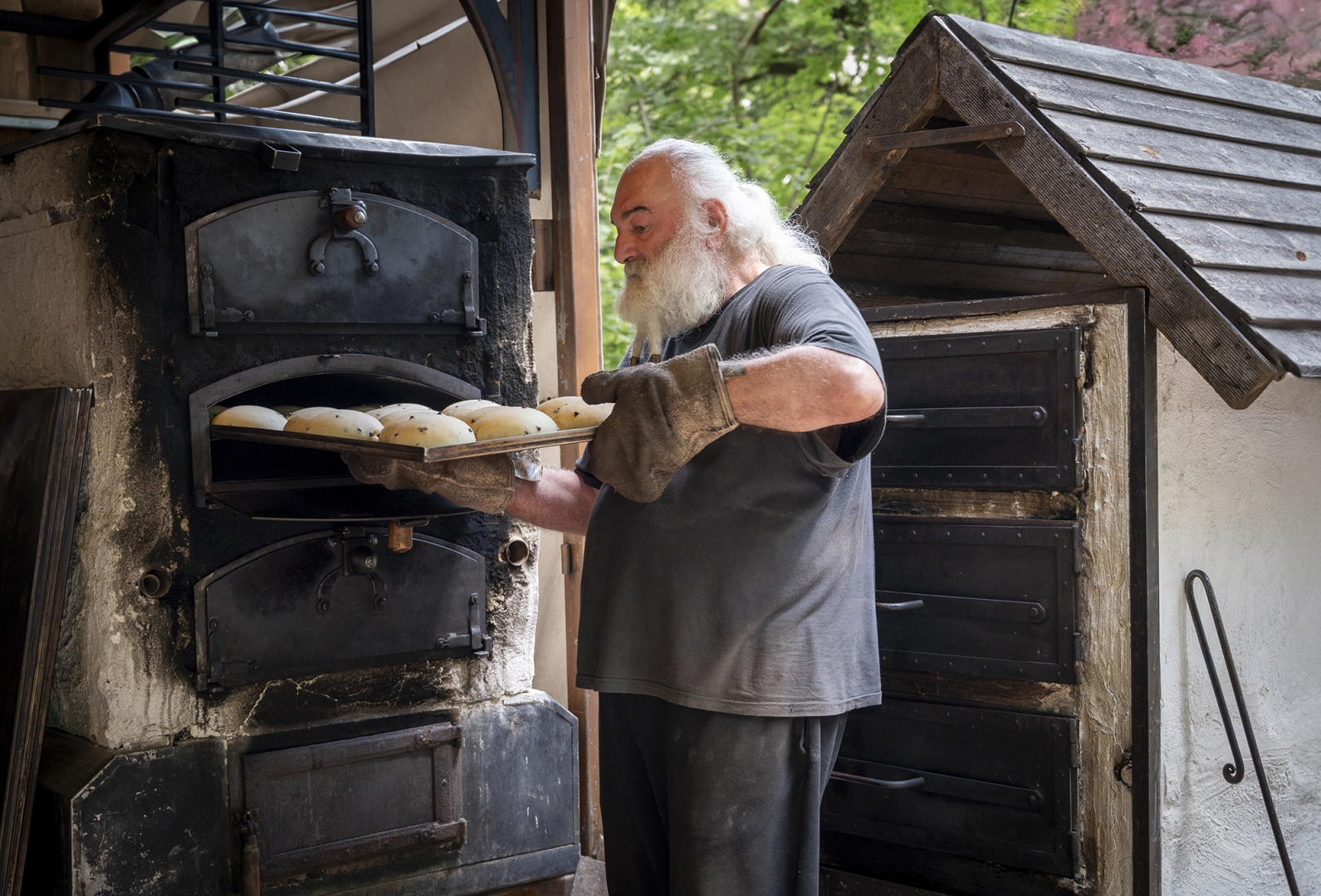 Backen im Holzofen - Foto: Sieglinde Hankele