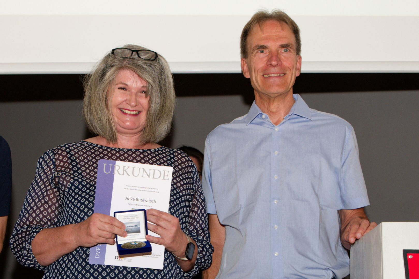 Medaille und Urkunde für Anke Butawitsch