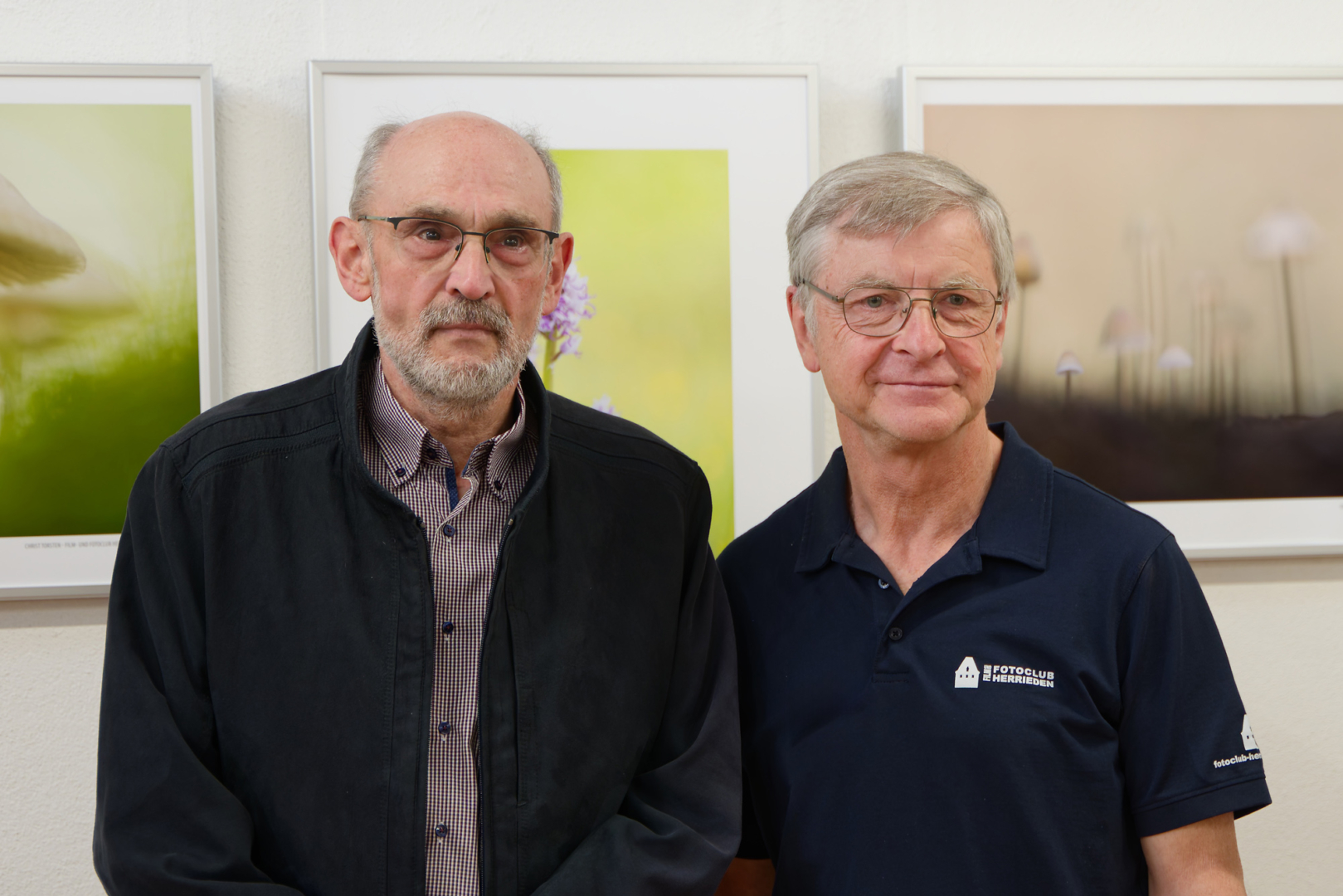 Jürgen Bernhard (links) wurde als Gründungsmitglied für 50 Jahre Mitgliedschaft im Film- und Fotoclub Herrieden geehrt, Oswald Engelhardt für 40 Jahre Mitgliedschaft. - Foto: Friedrich Weigel