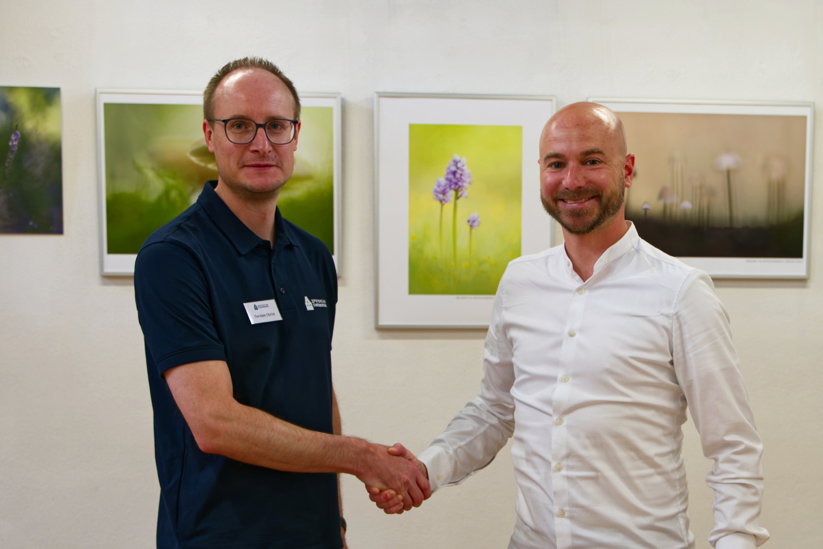 Herriedens Erster Bürgermeister Patrick Peters gratuliert. - Foto: Friedrich Weigel